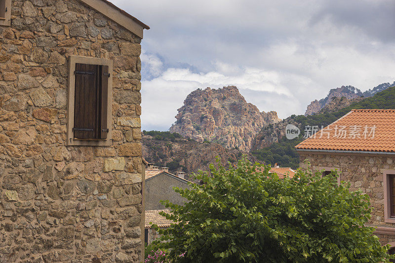 从科西嘉岛的皮亚纳村俯瞰皮亚纳Calanques de Piana